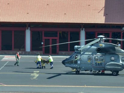 Llegada este domingo al aeropuerto de El Hierro de los ocho migrantes rescatados por un buque a 800 kilómetros al sur de la isla.