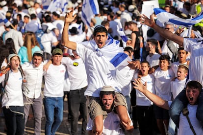 Jóvenes ultranacionalistas israelíes participan en marcha anual del Día de Jerusalén, en la Puerta de Damasco. 