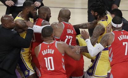 LeBron sujeta a Chris Paul durante la pelea entre los jugadores.