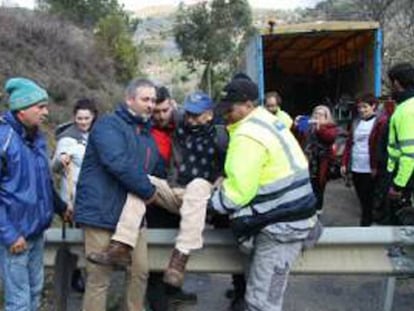 Un vecino de Vilamartín es sacado en volandas durante la protesta que tuvo lugar el día en que la Diputación cortó la carretera con una valla.