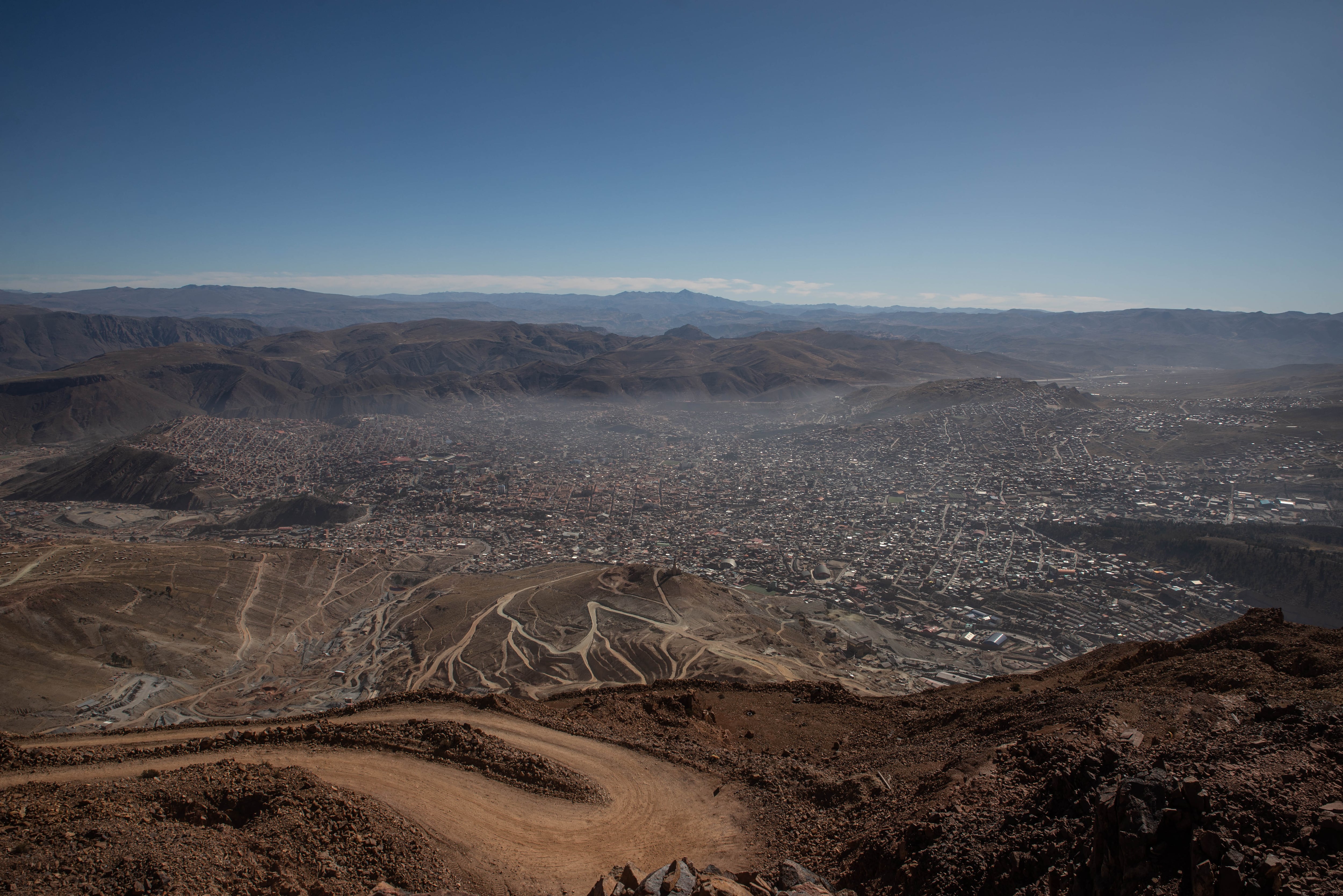 Vista desde la cuspide del Cerro Rico de la ciudad de Potosi, Bolivia 2025.
