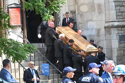 La Organización Trump se ha encargado de los arreglos del funeral y el ataúd, que en la imagen se ve siendo trasladado a las afueras de la iglesia de San Vicente Ferrer, en Manhattan. A la ceremonia, celebrada en la intimidad, acudieron pocos rostros conocidos de la sociedad neoyorkina.