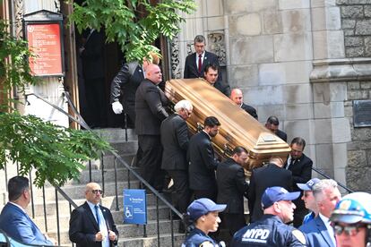 La Organización Trump se ha encargado de los arreglos del funeral y el ataúd, que en la imagen se ve siendo trasladado a las afueras de la iglesia de San Vicente Ferrer, en Manhattan. A la ceremonia, celebrada en la intimidad, acudieron pocos rostros conocidos de la sociedad neoyorkina. 