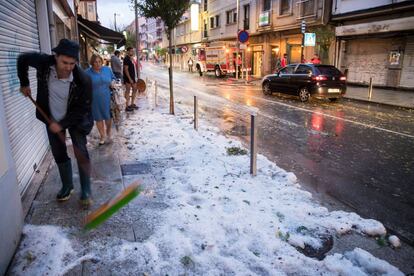 Lluvias en forma de granizo colapsaron el centro de Arzua (La Coru&ntilde;a). 