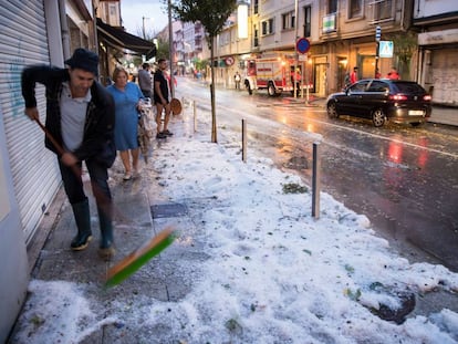 Lluvias en forma de granizo colapsaron el centro de Arzua (La Coru&ntilde;a). 