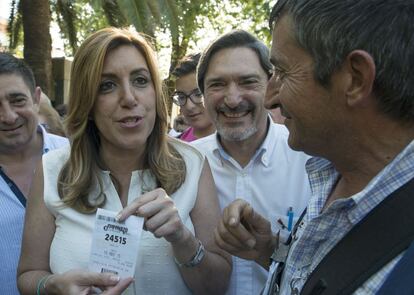 Un vendedor de lotería regala a Susana Díaz un número con el día de las elecciones municipales (24515) en el paseo que realizó la presidenta en Alcaudete (Jaén), el 9 de mayo de 2015.