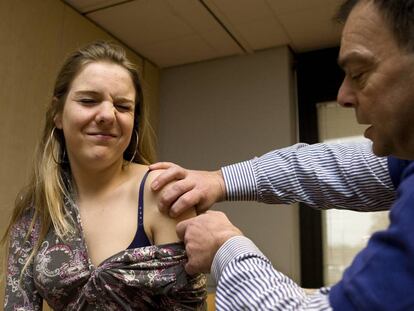 Una mujer se vacuna contra el cáncer cervical, en Zwijndrecht (Países Bajos).