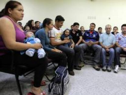 En la imagen, un grupo de campesinos paraguayos asisten a la audiencia del caso Curuguaty en el Palacio de Justicia en Asunción (Paraguay). EFE/Archivo