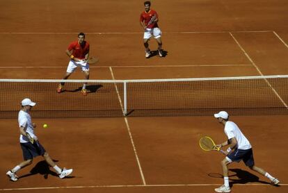 La pareja española, de rojo, y la estadounidense, de blanco, durante el duelo.