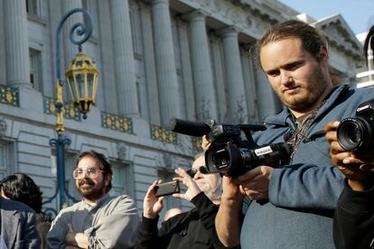 David DePape, en una imagen de 2013, grabando una boda nudista frente al Ayuntamiento de San Francisco.