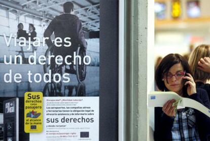 Una viajera consulta el billete de su vuelo en el aeropuerto de Manises (Valencia).