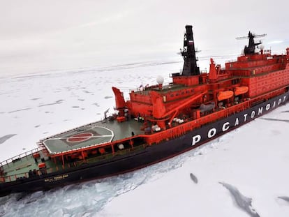 El rompehielo nuclear 50 Let Pobedy abriéndose camino en mitad del Ártico.
