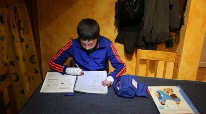 Un niño que sufre la enfermedad de la "piel de mariposa" hace sus deberes.