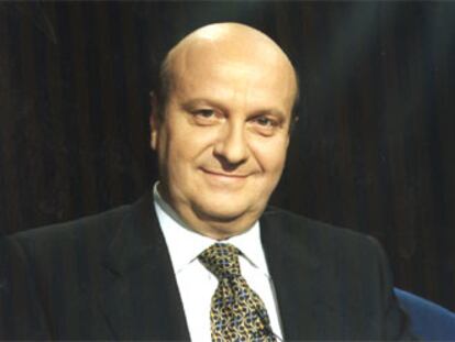 Carlos Dávila, conductor del programa de Televisión Española <i>El Tercer grado,</i> en el que entrevistó a Pío Moa.