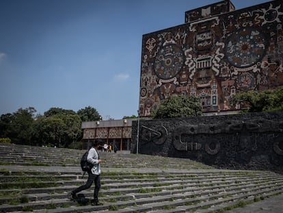 Un estudiante camina frente a la biblioteca central de la Universidad Nacional Autónoma de México, en agosto de 2021.