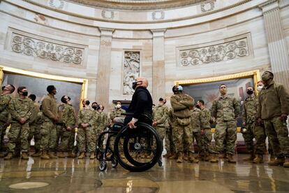 El miembro del partido Republicano, Brian Mast, encabeza un recorrido para miembros de la Guardia Nacional que asistieron a resguardar las instalaciones del Capitolio.