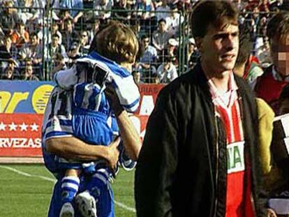 Gabriel Rodríguez, en 1996, tras entregarle a Bebeto una placa en Riazor.