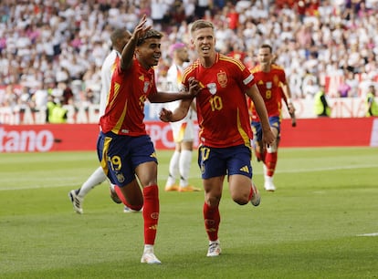 Dani Olmo y Lamine Yamal celebran el gol de la selección española. 