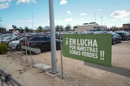 Pancarta de protesta en la valla de la parcela municipal que ocupa Iberdrola