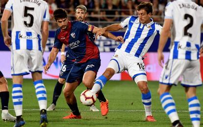 Melero trata de arrebatarle el balón a Oyarzabal.