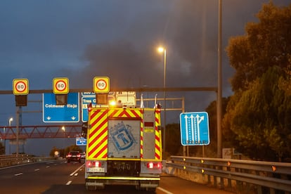Un camión de bomberos por la N-607, se dirige hacia el incendio declarado en Tres Cantos.