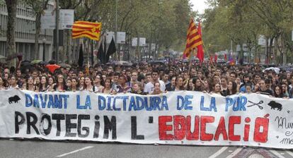 Manifestación de estudiantes, ayer en Barcelona, en protesta por los recortes.