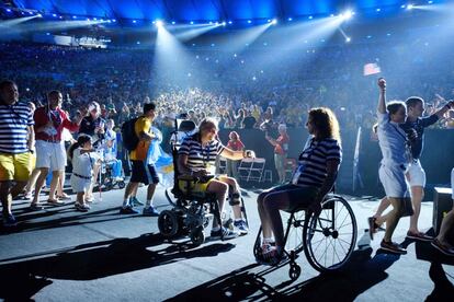 Atletas comemoram o encerramento dos Jogos Paralímpicos no Estádio do Maracanã.