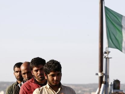 Inmigrantes desembarcan el lunes en Pozzallo (Sicilia)