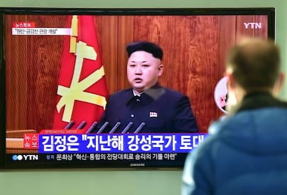 Un hombre observa en Se&uacute;l el mensaje de Kim Jong-un.
