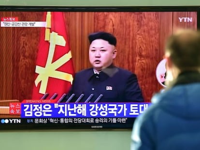 Homem assiste em Seul à mensagem de Kim Jong-un.