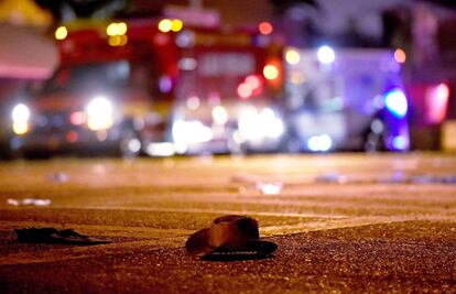 Un sombrero de vaquero es visto en el suelo tras el tiroteo en un concierto en Las Vegas.