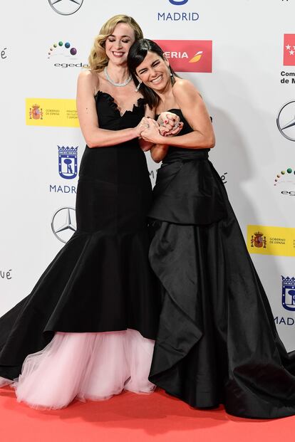 La actriz Marta Hazas (a la izquierda), vestida de Carolina Herrera, junto a la periodista Elena Sánchez, presentadoras de los premios.