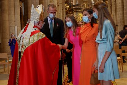 Tras el saludo de la familia real al obispo de Santiago de Compostela, se ponía fin la ceremonia religiosa y a la ofrenda. A los Reyes y a sus hijas no se les volverá a ver juntos hasta dentro de unos días en Mallorca, durante su tradicional estancia veraniega.