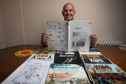 Agustín Bodega sostiene la revista GEVA en su casa de Madrid.