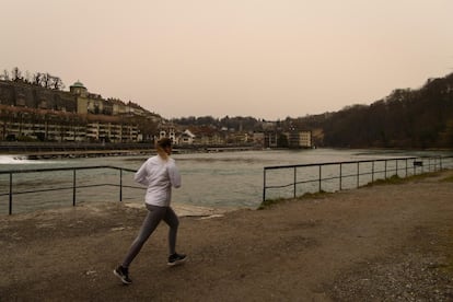 Una mujer corre junto a la orilla del río Aare, en Berna (Suiza).