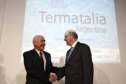 El ministro de Turismo de la República Argentina, Enrique Meyer (i), y el alcalde de Ourense, Agustín Fernández (d), durante la presentación de Termatalia en el estand de Galicia, hoy en la Feria Internacional de Turismo (Fitur), que se inauguró ayer y se celebra hasta el próximo 26 de enero en el recinto ferial IFEMA de la capital.