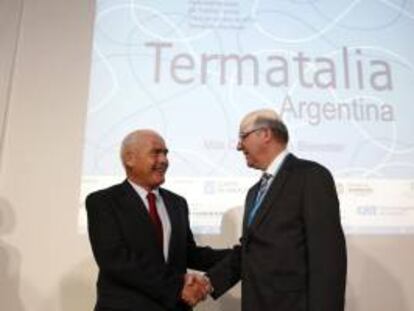 El ministro de Turismo de la República Argentina, Enrique Meyer (i), y el alcalde de Ourense, Agustín Fernández (d), durante la presentación de Termatalia en el estand de Galicia, hoy en la Feria Internacional de Turismo (Fitur), que se inauguró ayer y se celebra hasta el próximo 26 de enero en el recinto ferial IFEMA de la capital.