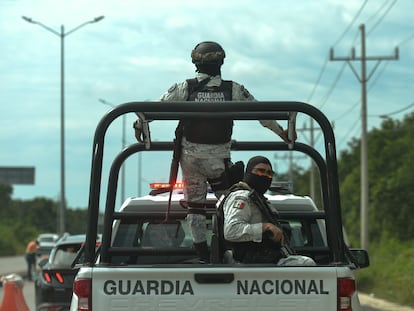 Agentes de la Guardia Nacional cerca de Tulum.