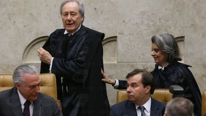 O presidente da República, Michel Temer, e o presidente da Câmara, Rodrigo Maia, prestigiam a posse da ministra Cármen Lúcia como presidenta do STF no lugar de Ricardo Lewandowski, em setembro de 2016.