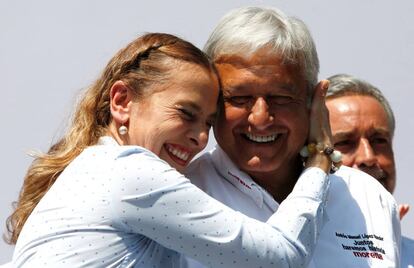 Lopez Obrador y su mujer durante un acto político