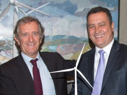 Ignacio Mart&iacute;n, presidente de Gamesa (izquierda), junto a Rui Costa, gobernador del estado de Bah&iacute;a. 