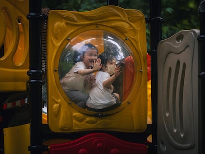 Niños juegan en un parque infantil en Shangái, China.