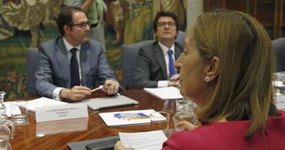 La ministra de Fomento, Ana Pastor durante su reuni&oacute;n con el presidente de Vueling, Javier Sanchez Prieto, y otros dirigentes de la aerol&iacute;nea.