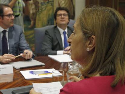 La ministra de Fomento, Ana Pastor durante su reuni&oacute;n con el presidente de Vueling, Javier Sanchez Prieto, y otros dirigentes de la aerol&iacute;nea.