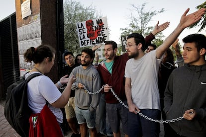 Alumnos prohíben la entrada de una compañera al campus de la universidad Rey Juan Carlos en Fuenlabrada.