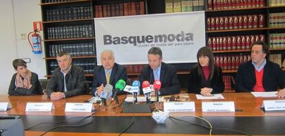 La junta directiva de Basquemoda en la presentación del proyecto de la etiqueta.