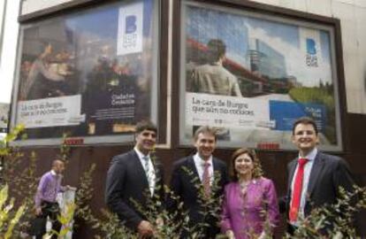 El alcalde de Burgos, Javier Lacalle (2i), y el concejal de Cultura de la ciudad burgalesa, Fernando Gómez Aguado (i), posan junto al gran panel de promoción de la ciudad instalado en Madrid.