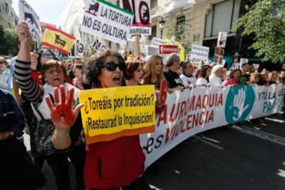 Carmen Gómez, con las manos pintadas simbolizando la sangre del toro, junto a la cabecera de la marcha.