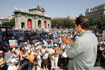 La marcha solidaria contra el hambre, a la altura de la Puerta de Alcalá.