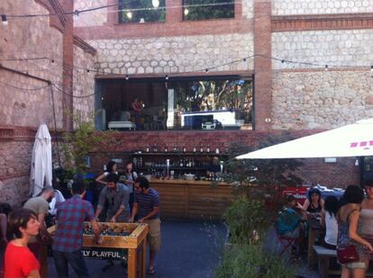 La Cantina del Matadero, situado en lo que era la caldera del Matadero, es uno de los sitios con más rollo de Madrid. Puedes acudir con los niños antes o después de asistir a cualquiera de las actividades infantiles y juveniles que programa la institución. Y pasear luego por el Madrid Río, a escasos metros. Para comer, platos que fusionan lo mediterráneo y lo árabe con toques orientales; o pizzetas elaboradas con harina ecológica. Y para esparcirse, su hermosa terraza de 300 metros cuadrados.